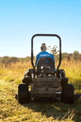 zeroturnmower-back-inuse-field